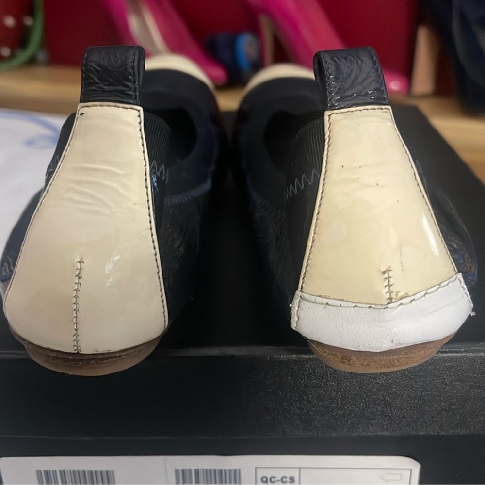 CHANEL Navy and Cream Flats - Picture 15 of 16